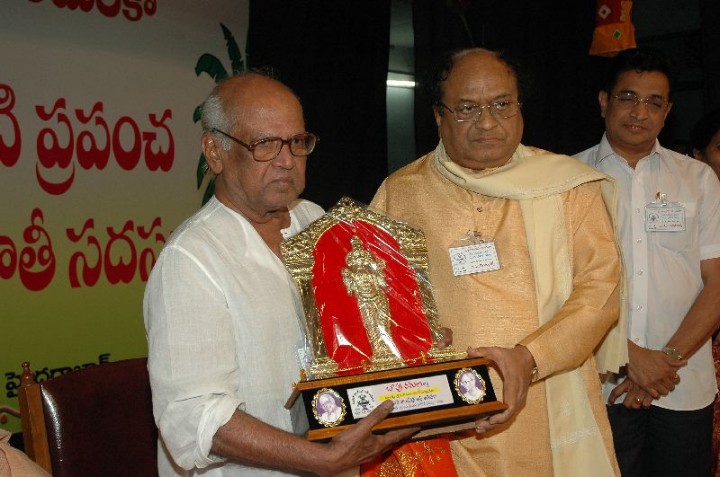 ../Images/Bapu receiving Vanguri Foundation Award from Dr. C. Narayana Reddy.jpg